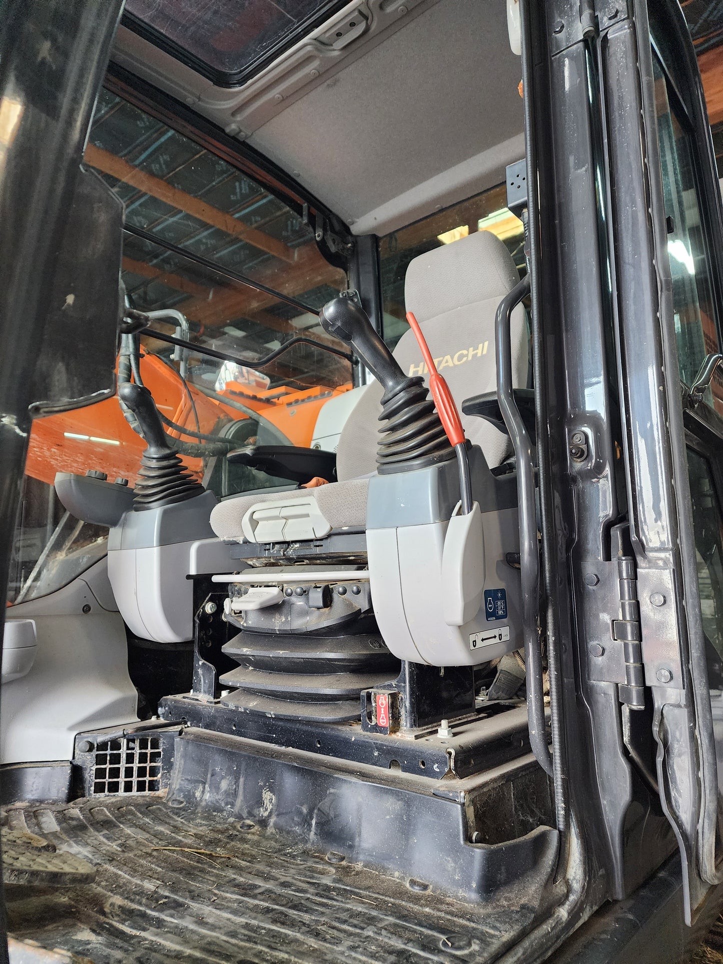 2018 HITACHI ZX225USLC